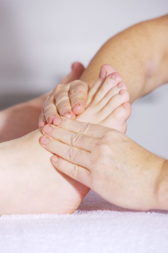Fuß in der Behandlung mit Fußreflexzonenmassage
